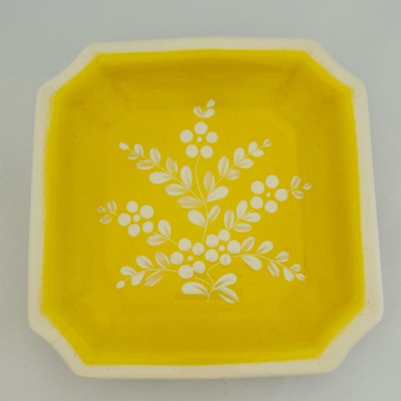 Vintage Vee Jackson Yellow White Flowers Square Flowered Plate Signature On Back - Picture 1 of 5